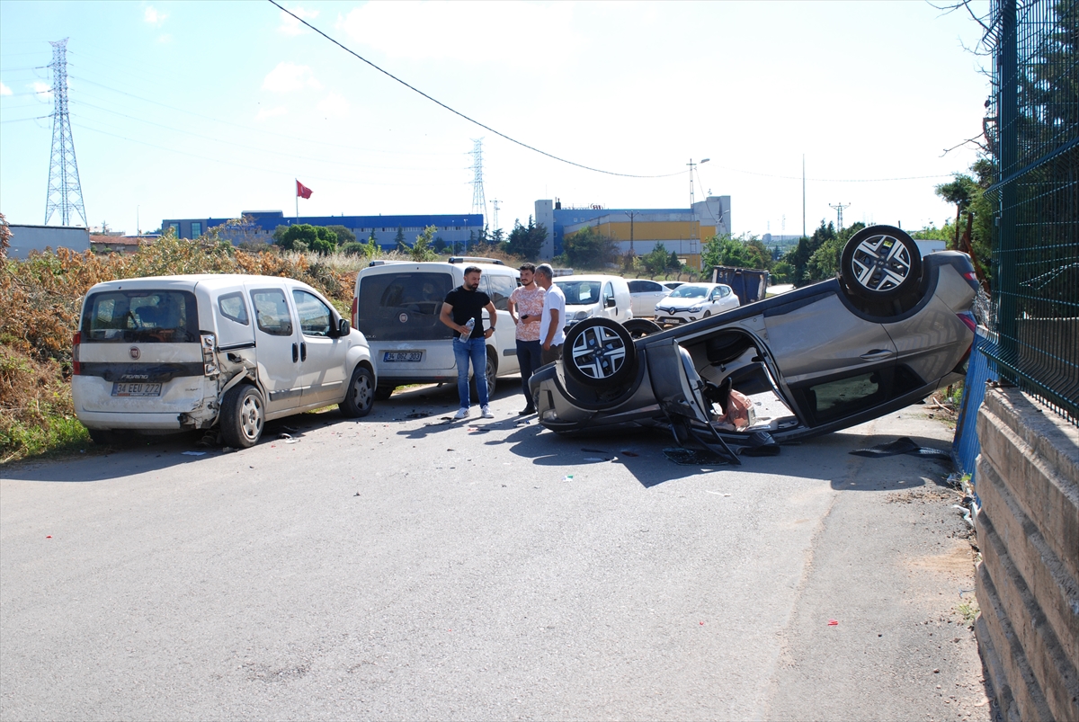 Tuzla'da devrilen otomobilin sürücüsü yaralandı