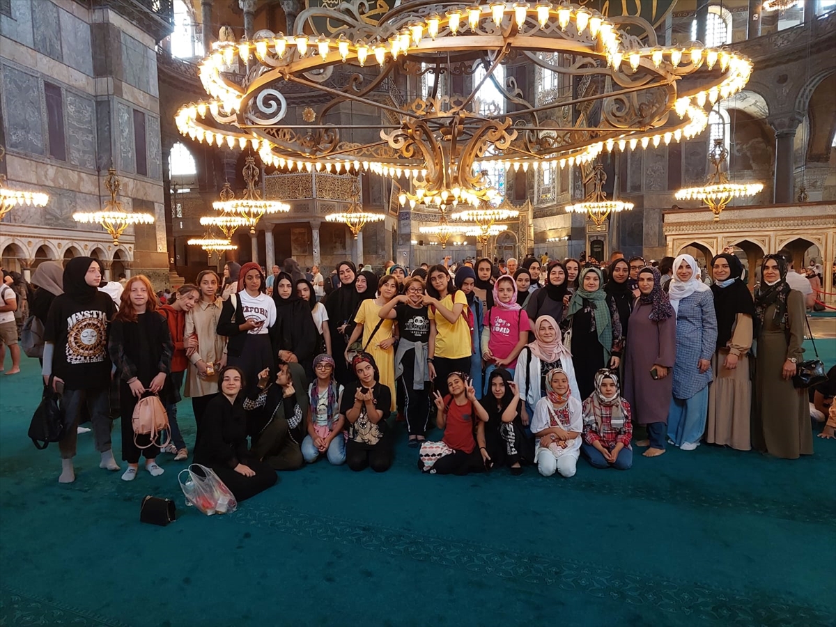 Ümraniye'deki Kur'an kursları öğrencilerinden Ayasofya-i Kebir Camisi'ne ziyaret
