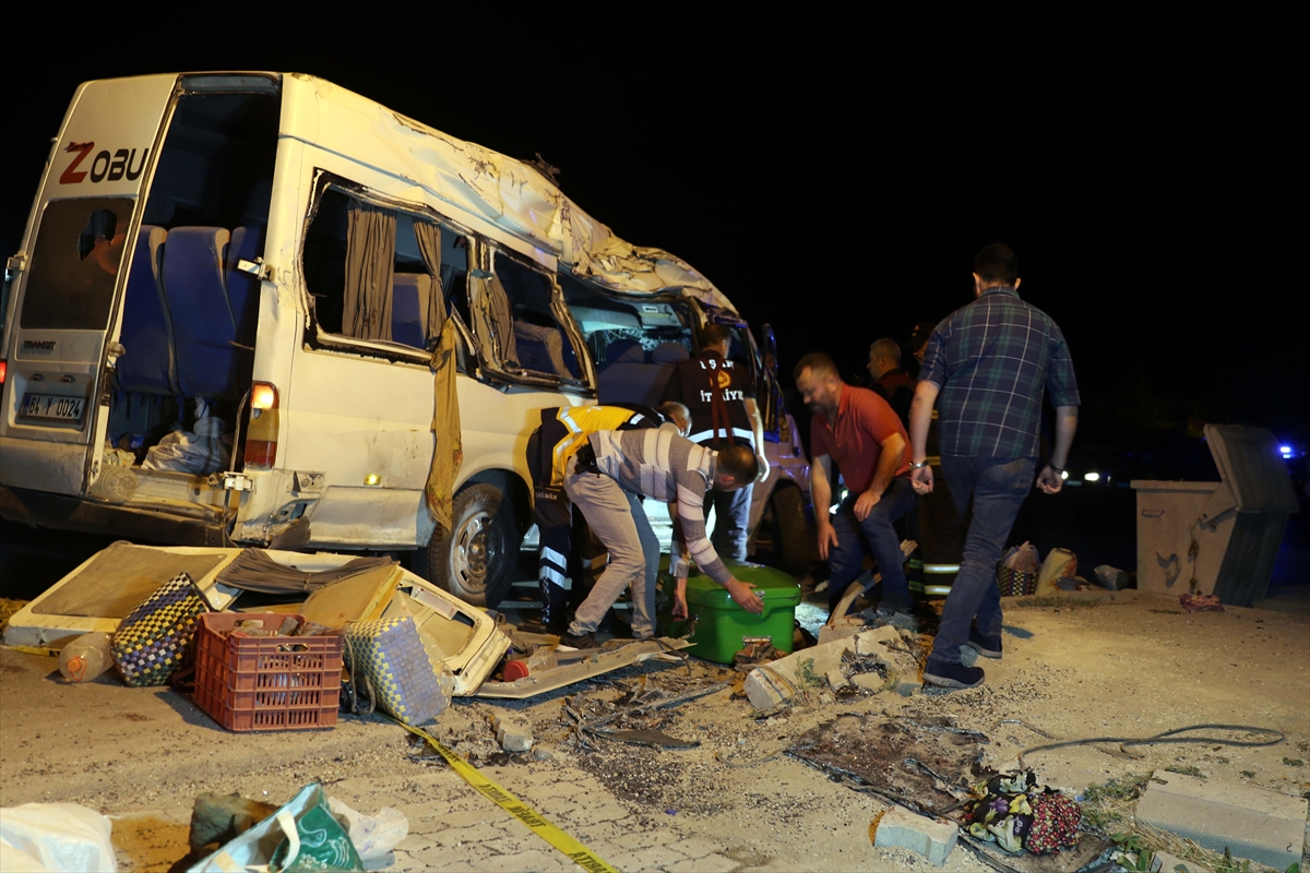 Uşak'ta tarım işçilerini taşıyan araç devrildi, 1 kişi öldü, 14 kişi yaralandı