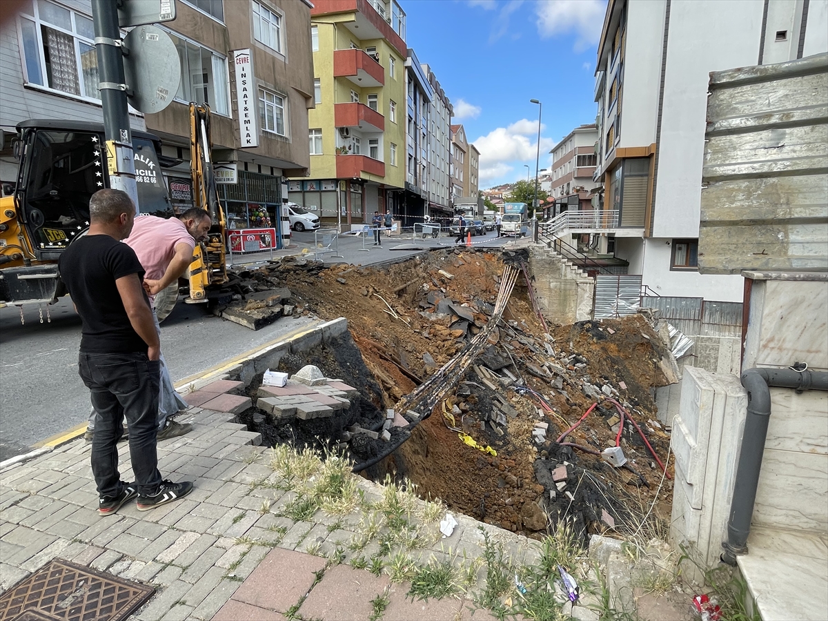 GÜNCELLEME- Üsküdar'da istinat duvarı çöktü, 3 bina tahliye edildi