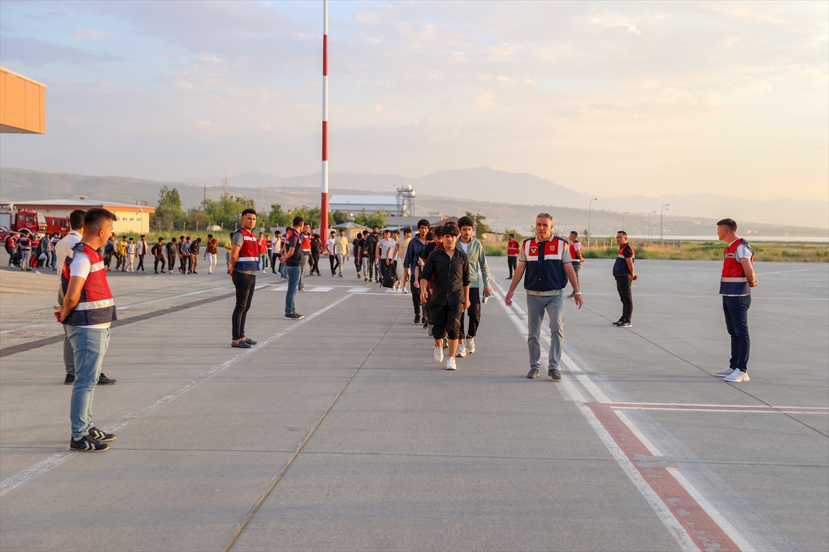 Van'da 408 düzensiz göçmenin uçakla ülkelerine gönderilmesine başlandı