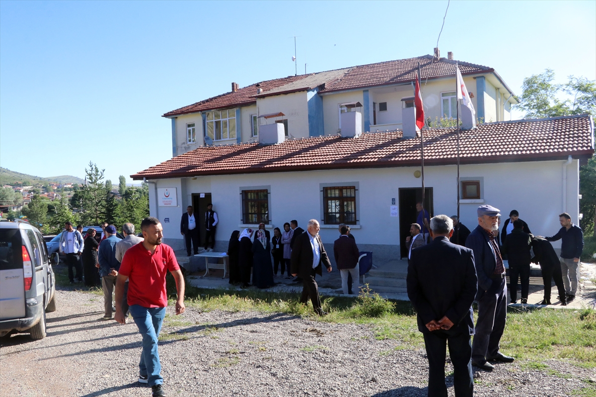 Yeniden belde olan Dodurga'da belediye başkanlığı ve muhtarlık seçiminde oy verme işlemi başladı