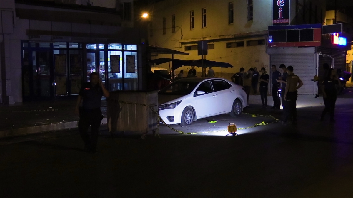 Adana'da şüpheliyi gözaltına almak isteyen polis ekibine silahlı saldırı