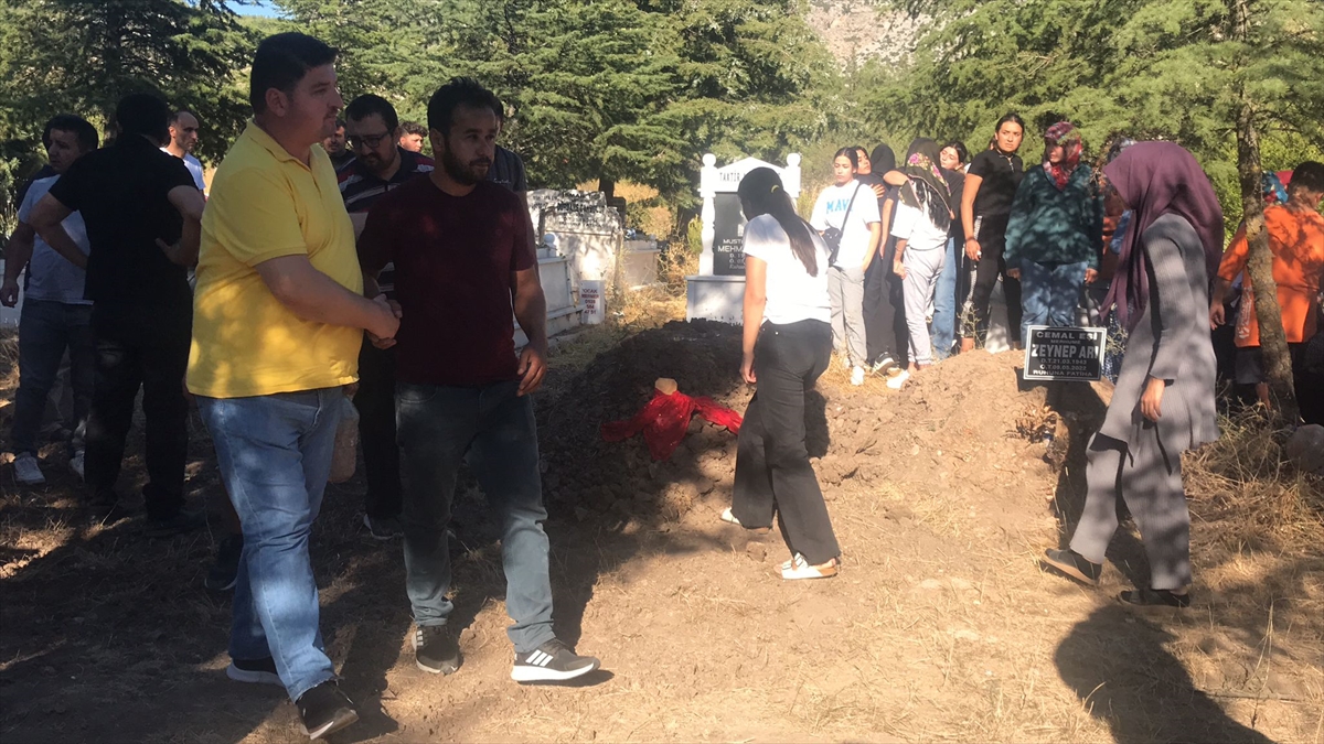 Antalya'da kazada ölen hukuk öğrencisi memleketi Burdur'da defnedildi