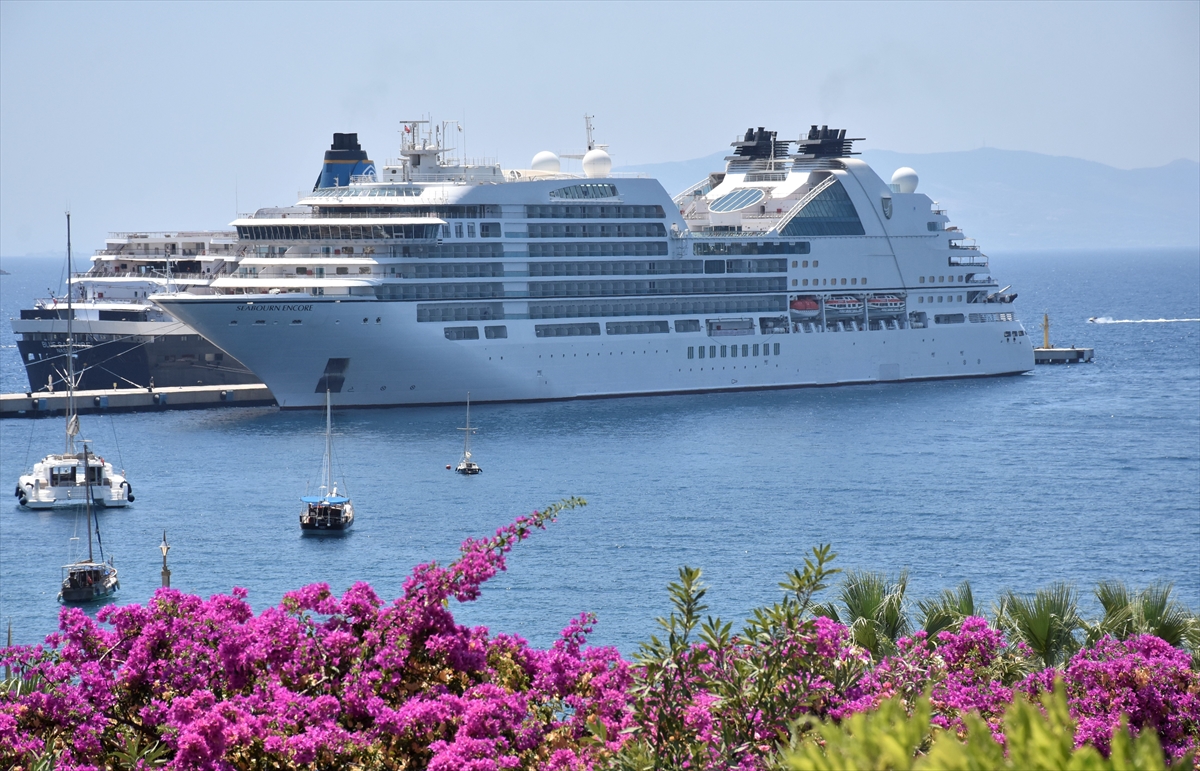 Bahama bandıralı kruvaziyer Seabourn Encore Bodrum'a yanaştırıldı