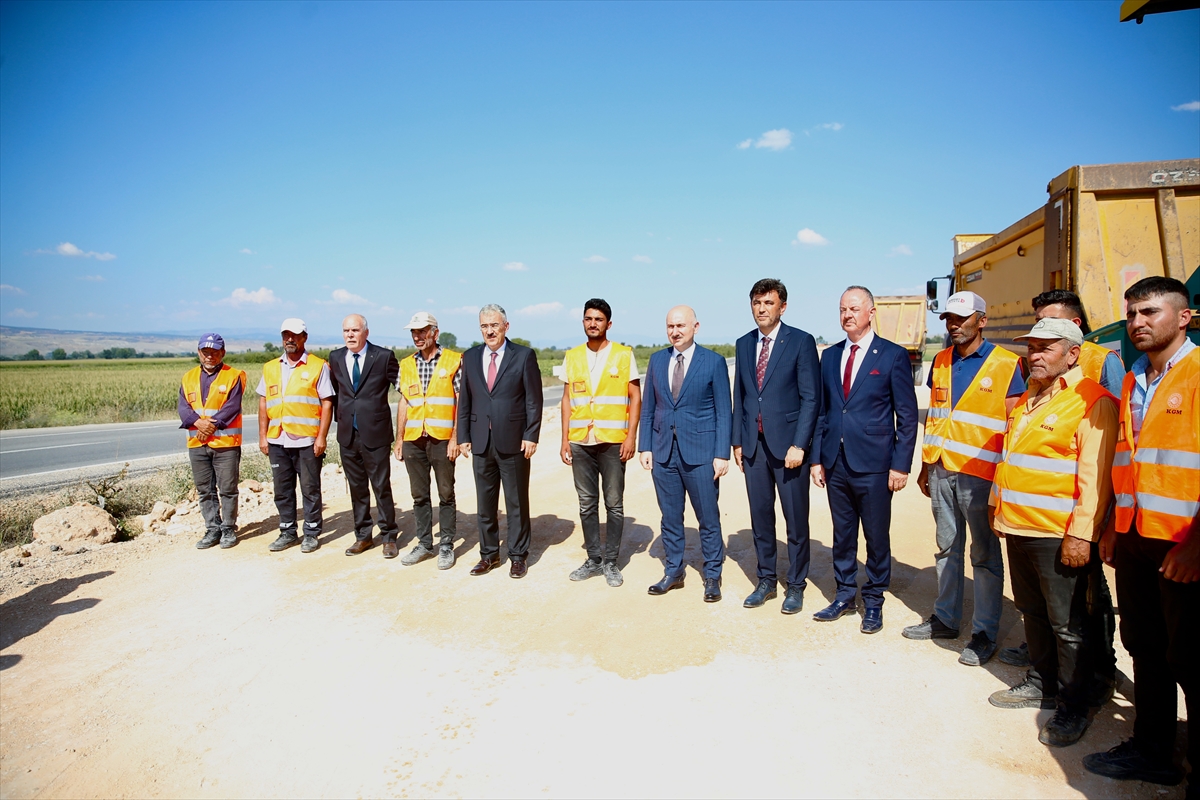 Bakan Karaismailoğlu, Eskişehir'de Sarıcakaya Yol Şantiyesi'ni inceledi: