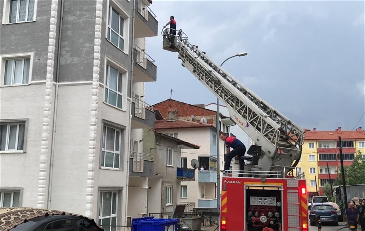 Bilecik'te evde kilitli kalan 5 aylık bebeği itfaiye ekipleri kurtardı