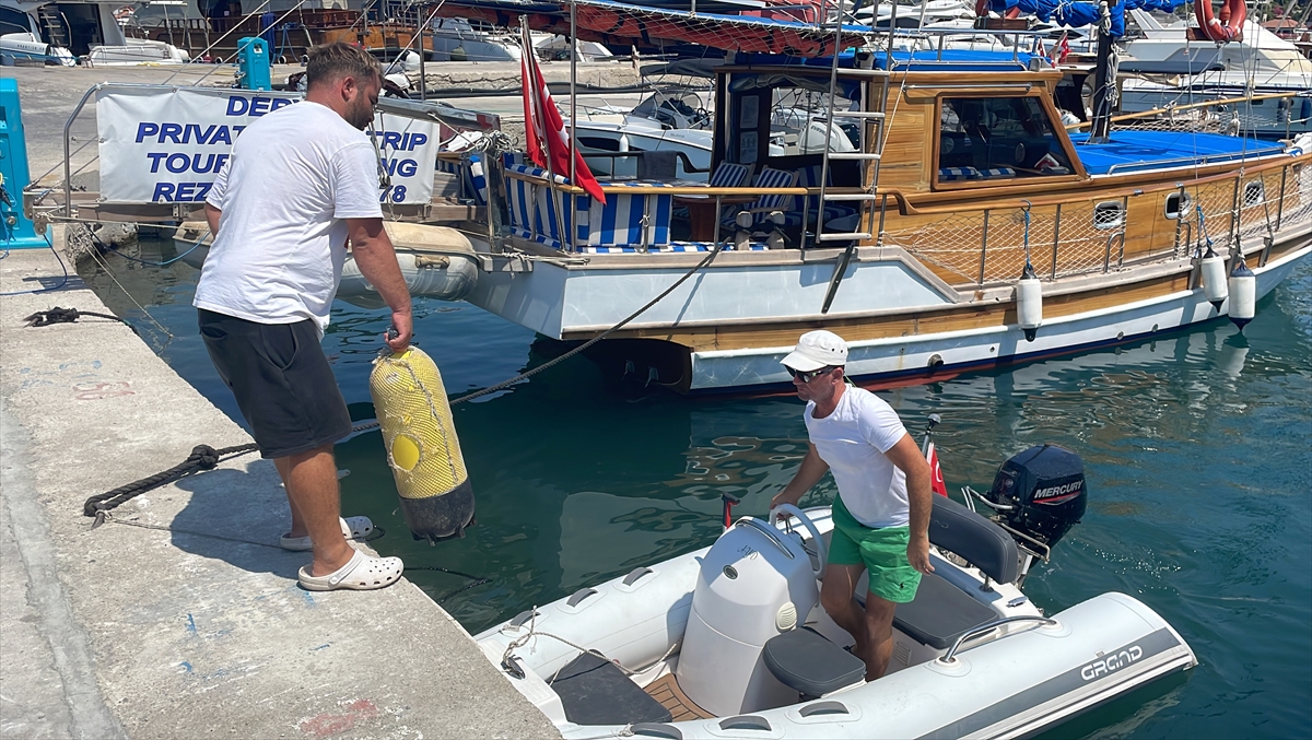 Bodrum'un “balık adam”ı değerli eşyasını denize düşürenler için dalıyor