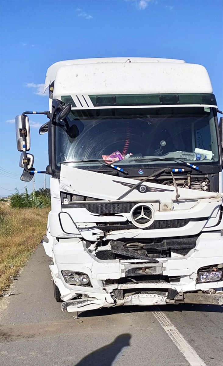 Çanakkale'de tırla çarpışan otomobil sürücüsü öldü