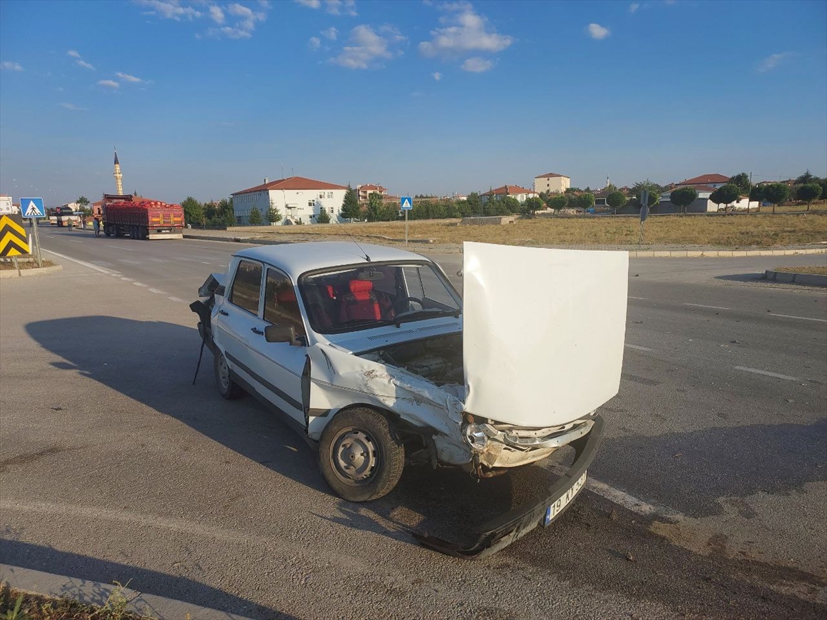 Çorum'da kamyonla otobüsün çarpıştığı kazada 1 kişi yaralandı