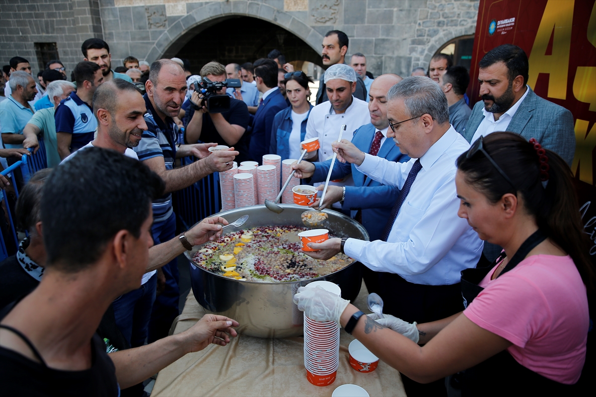 Diyarbakır Valisi Su aşure dağıttı