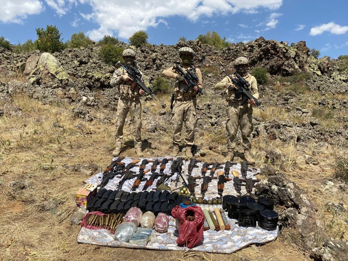 Eren Abluka-35 Operasyonunda terör örgütüne ait mağara ve sığınakta silah ve mühimmat bulundu