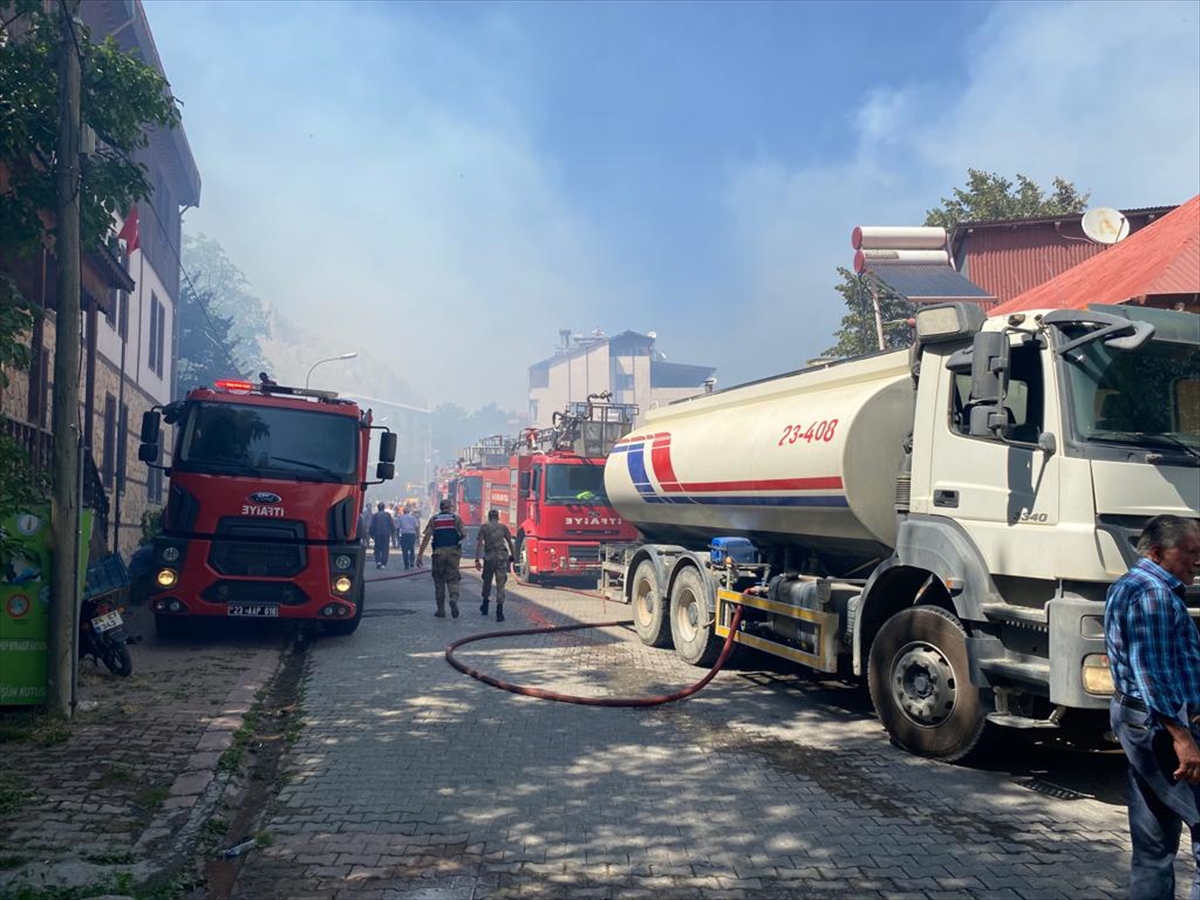 Erzincan'da tarihi ahşap evlerde çıkan yangına müdahale ediliyor