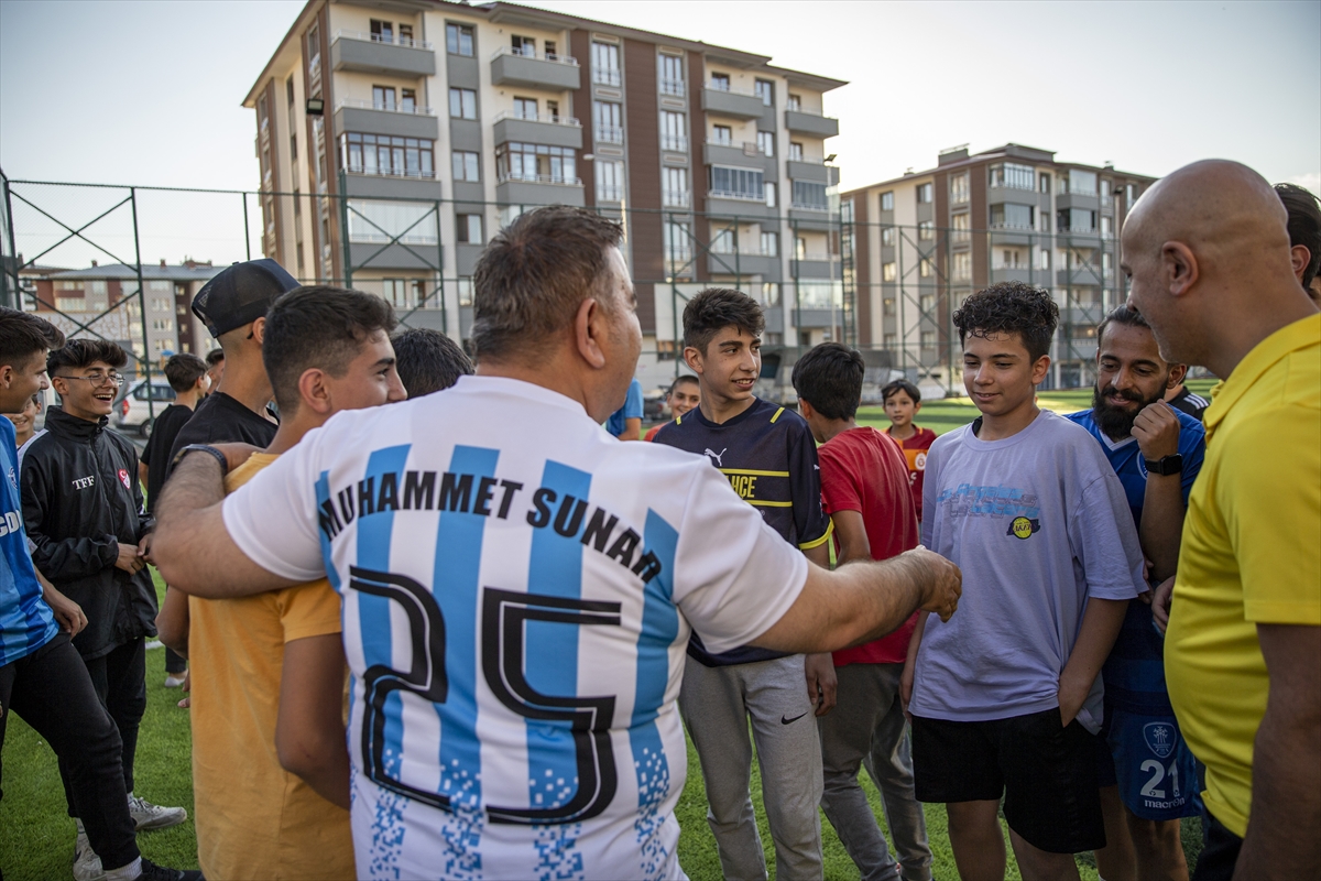 Erzurum'un Palandöken Belediye Başkanı Sunar, çocukların maç teklifini kırmadı