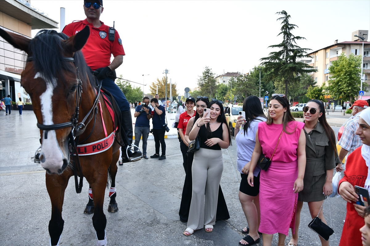 Gaziantep'te atlı polis birlikleri parklarda güvenlik denetimine katıldı