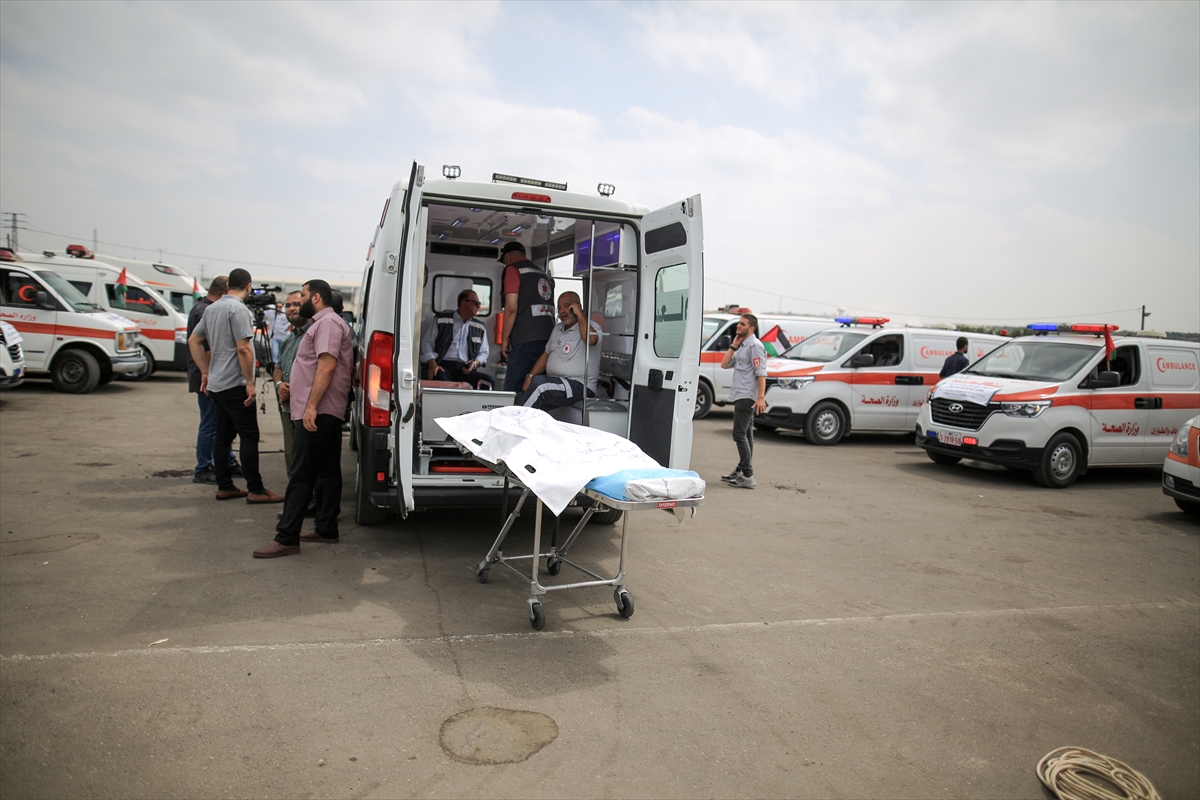 Gazze'de hastaların hayatını tehlikeye atan İsrail ablukası ambulanslarla protesto edildi