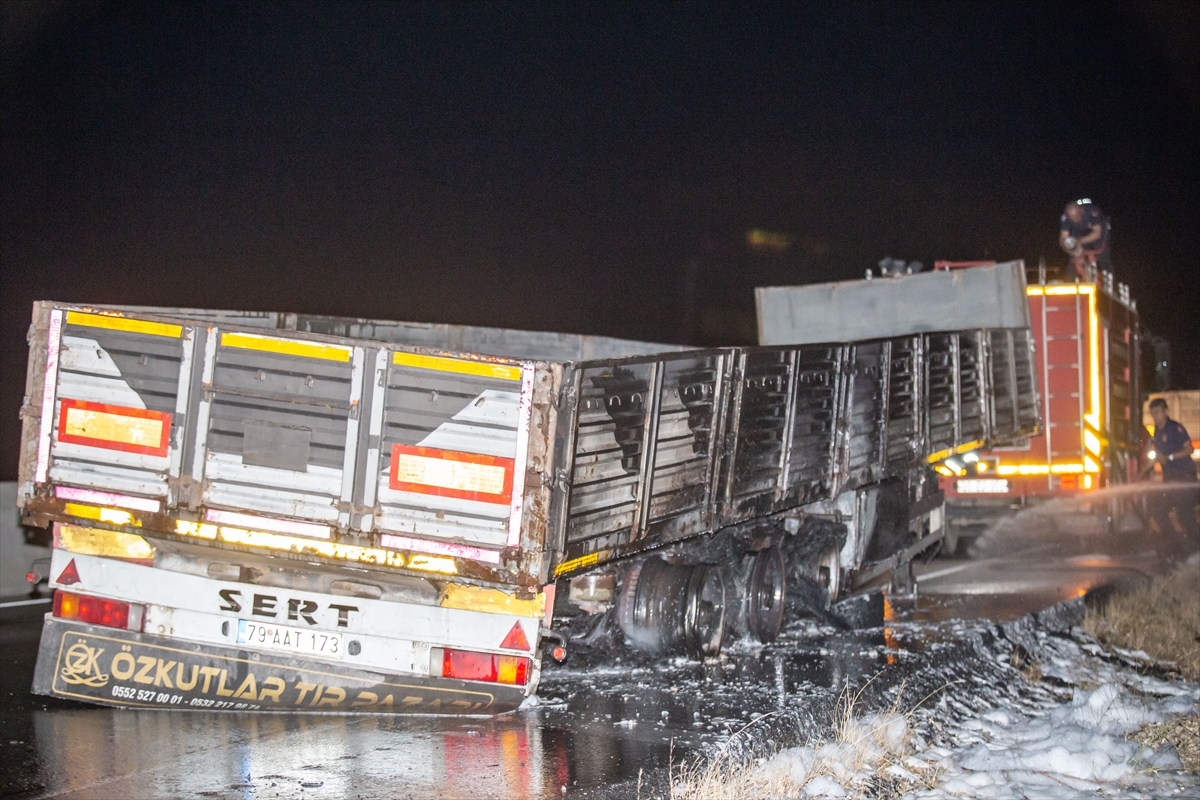 Hatay'da seyir halindeki tırda çıkan yangın hasara yol açtı