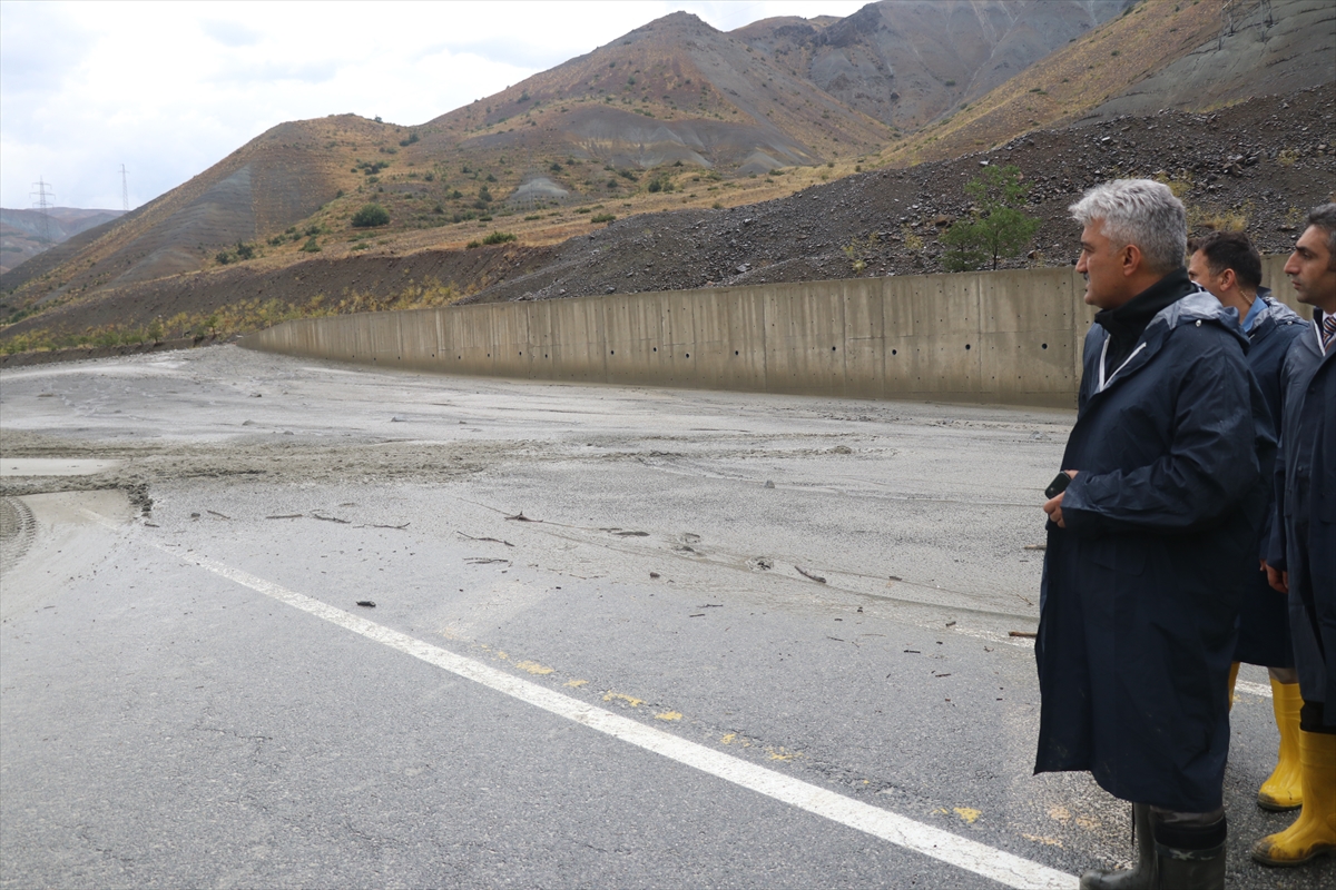 GÜNCELLEME – Heyelan nedeniyle kapanan Erzincan-Sivas kara yolu tek şeritli ulaşıma açıldı