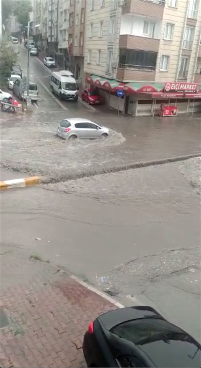 Sağanak Silivri'de su baskınlarına neden oldu