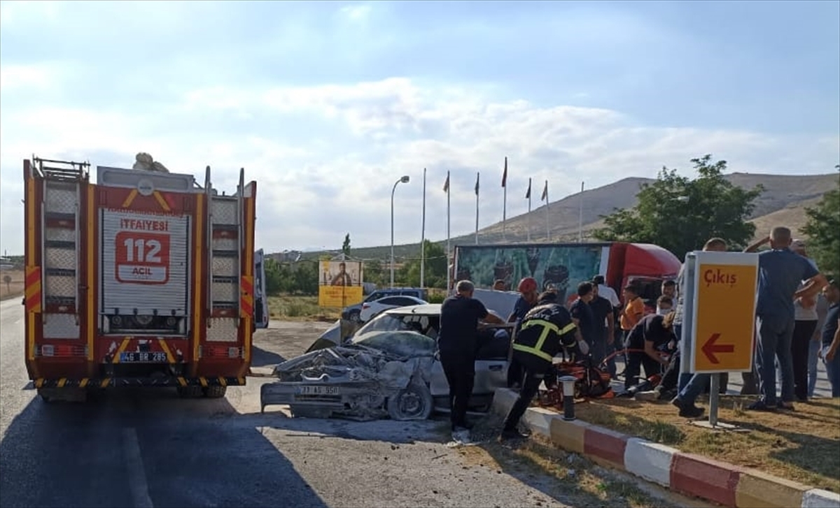 Kahramanmaraş'ta otomobil ile kamyonetin çarpıştığı kazada 3 kişi yaralandı