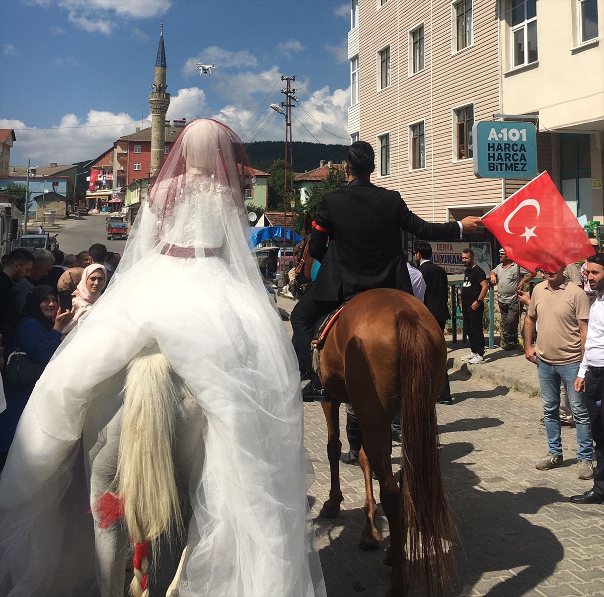 Karabük'te atlara binen gelin ve damat şehir turu attı