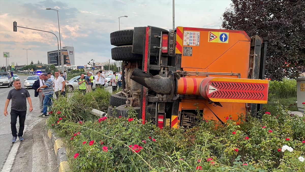 Karabük'te kamyonla otomobilin çarpıştığı kazada 6 kişi yaralandı