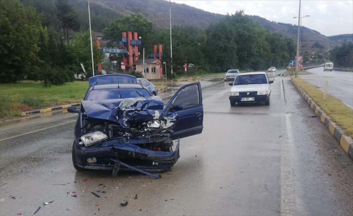 Karabük'te otomobil ile cip çarpıştı, 6 kişi yaralandı
