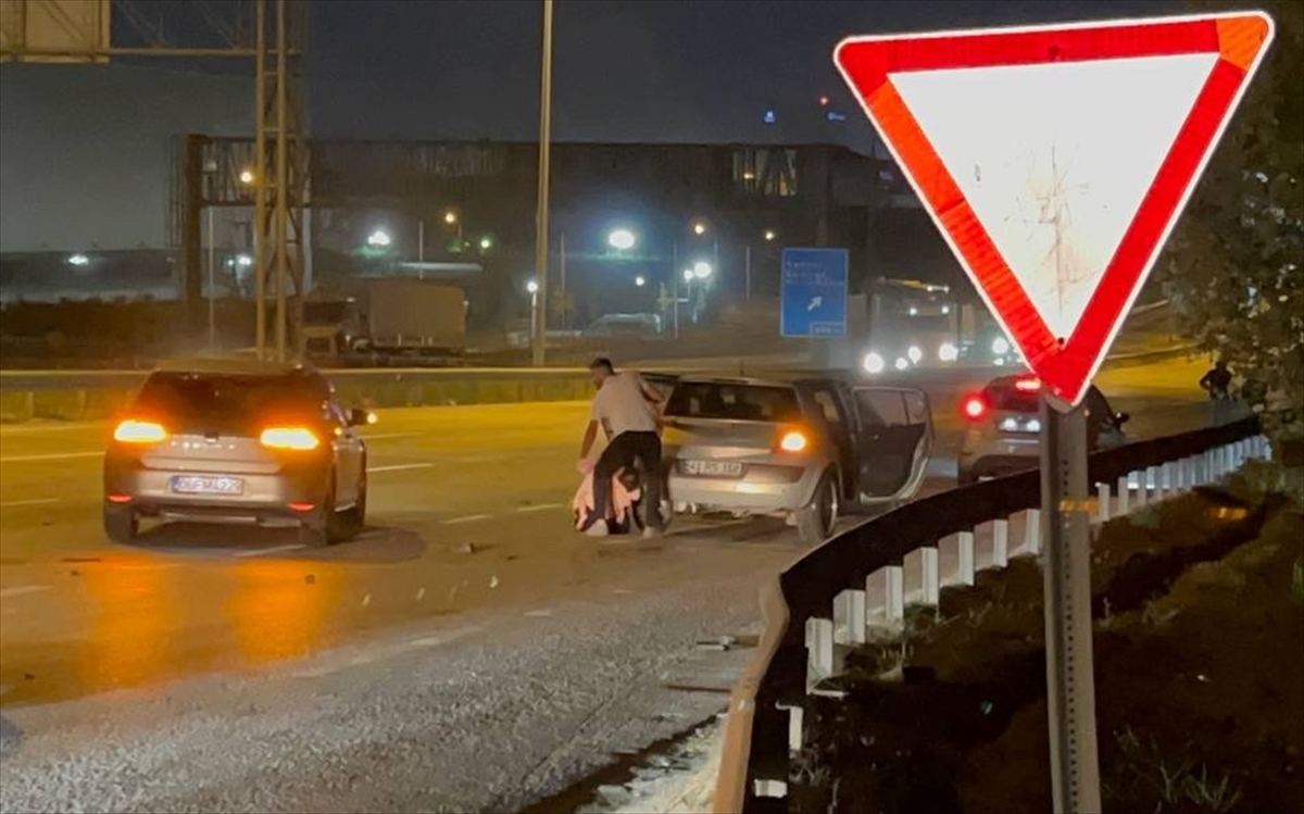 Kocaeli'de iki otomobilin çarpıştığı kazada anne ve kızı yaralandı