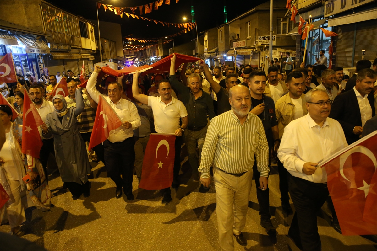 Malazgirt'te 200 metre uzunluğunda Türk bayrağıyla “fener alayı” oluşturuldu