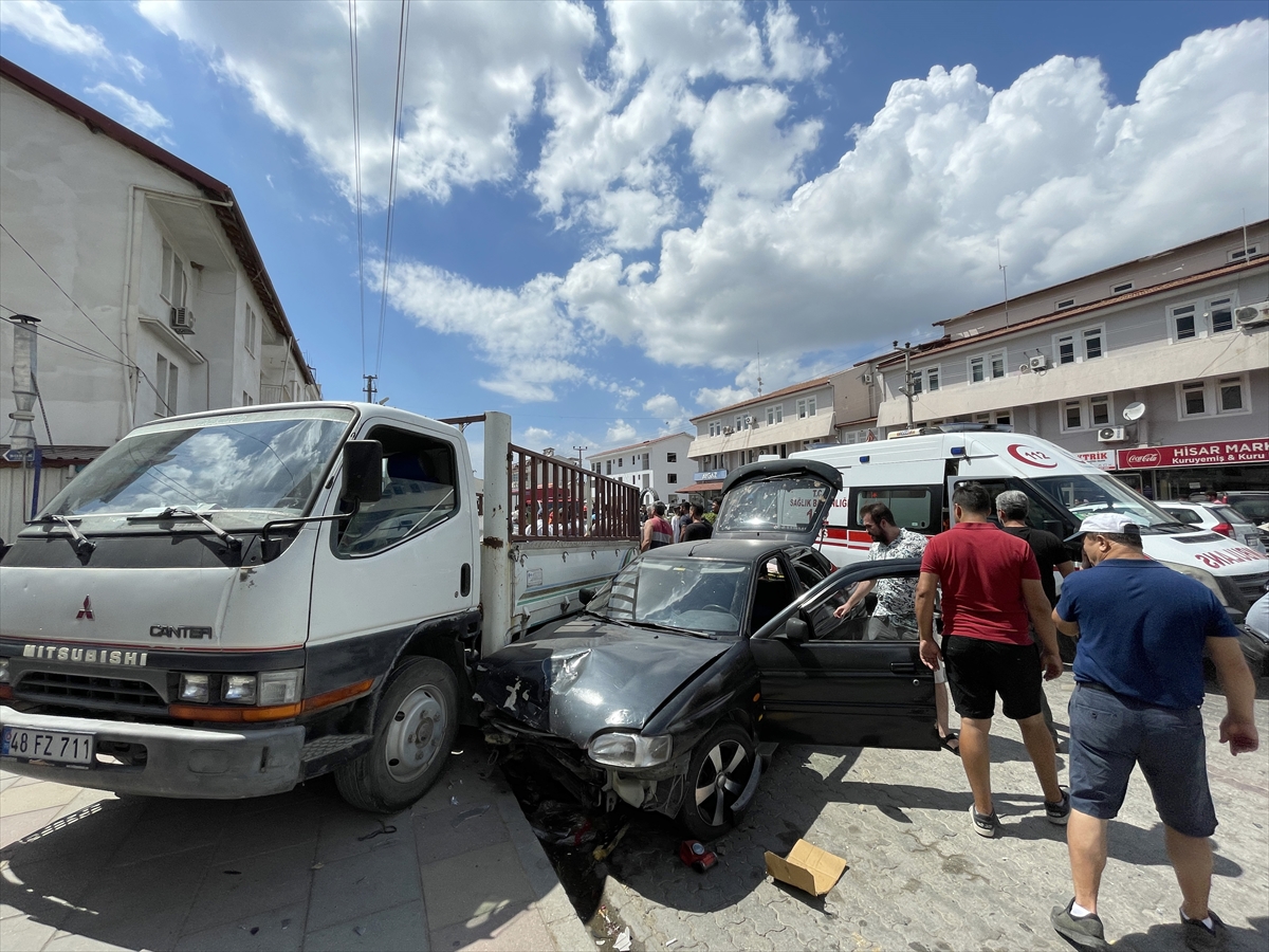 Muğla'da 3 kişinin yaralandığı kaza anı güvenlik kamerasında