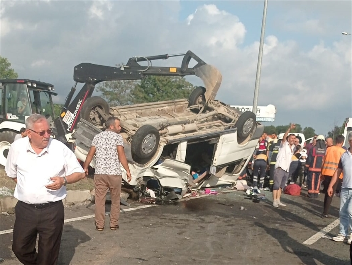 Ordu'da minibüsün hafif ticari araçla çarpıştığı kazada 20 kişi yaralandı