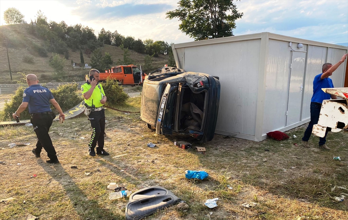 Sinop'ta devrilen otomobildeki 3 kişi yaralandı