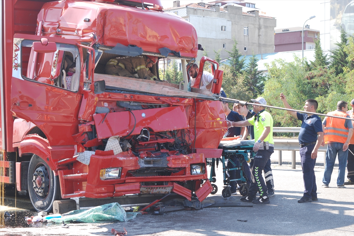 Sultanbeyli'de iki kamyonun çarpıştığı kazada 1 kişi öldü, 2 kişi yaralandı