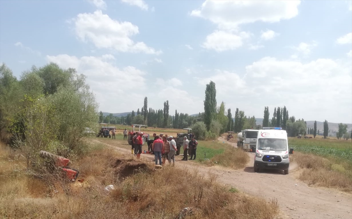 Tokat'ta devrilen traktördeki 2 kişi yaralandı