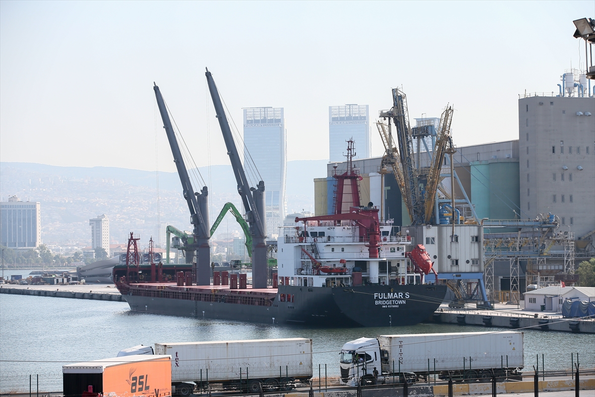 Ukrayna'dan mısır taşıyan “Fulmar S” isimli gemi, İzmir Alsancak Limanı'na geldi