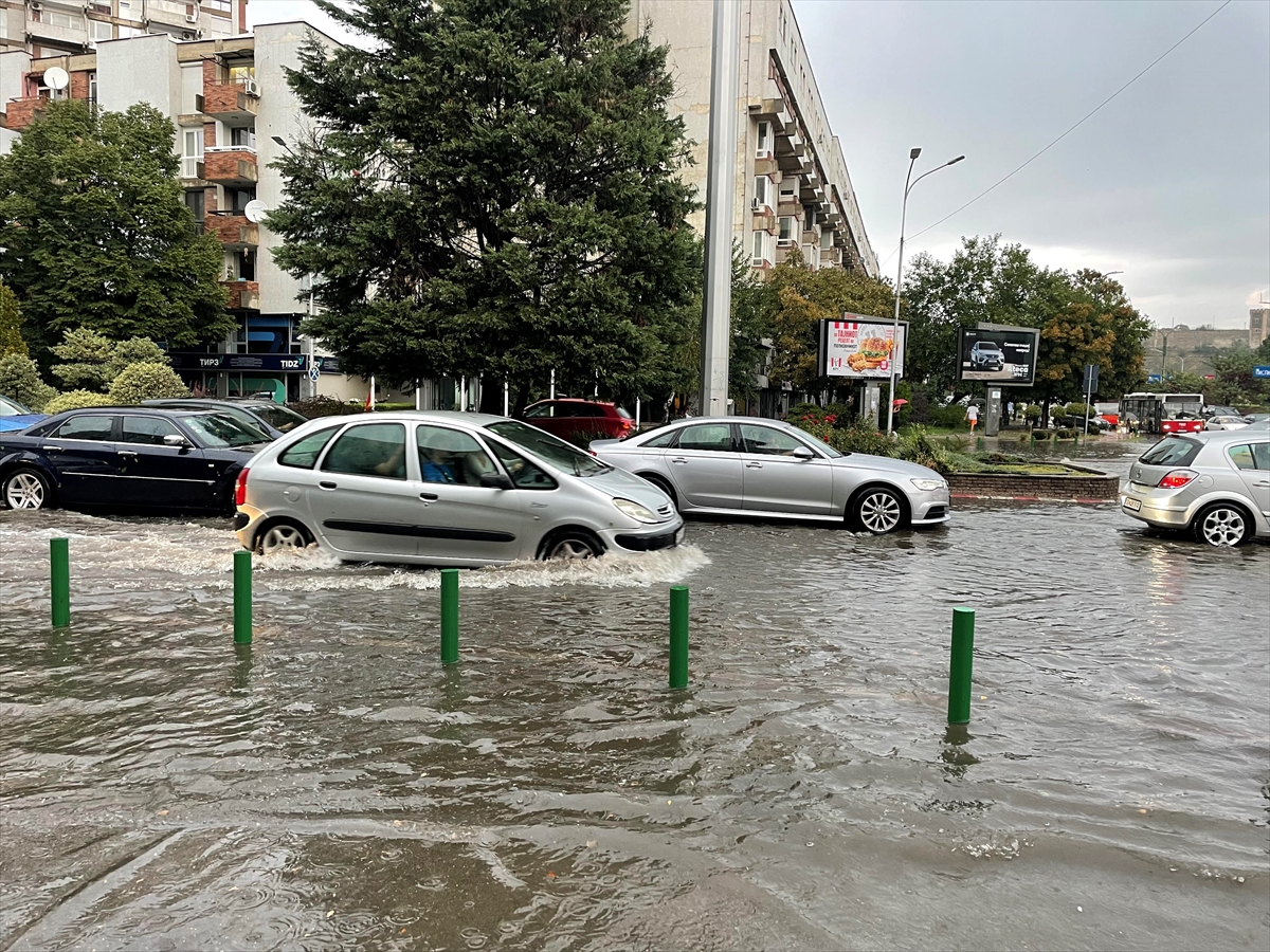 Üsküp’te rüzgar ve şiddetli yağmur hayatı olumsuz etkiledi