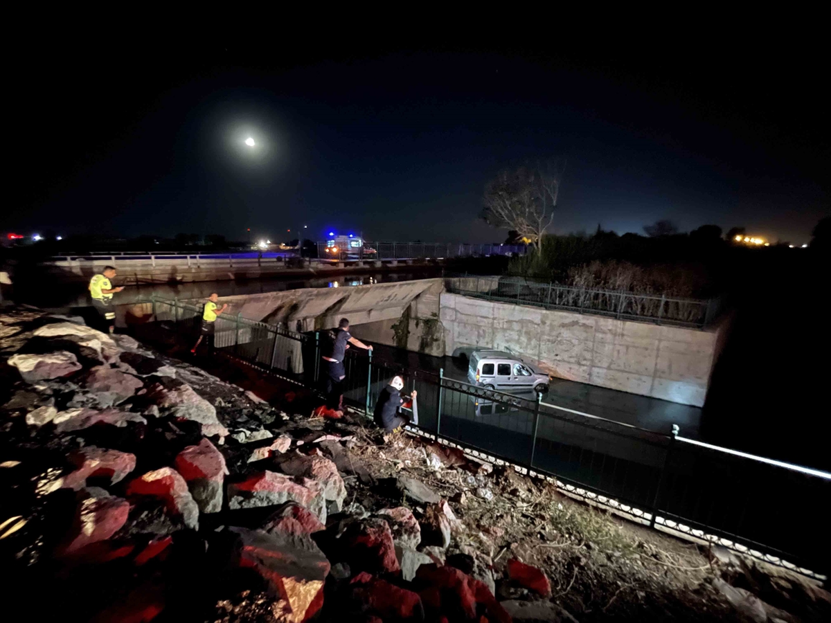 Adana'da dereye düşen kamyonetin sürücüsü yaralandı