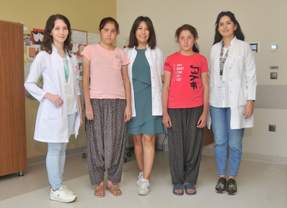 Adana'da kene ısıran ikizler, bir aylık tedaviyle sağlıklarına kavuştu