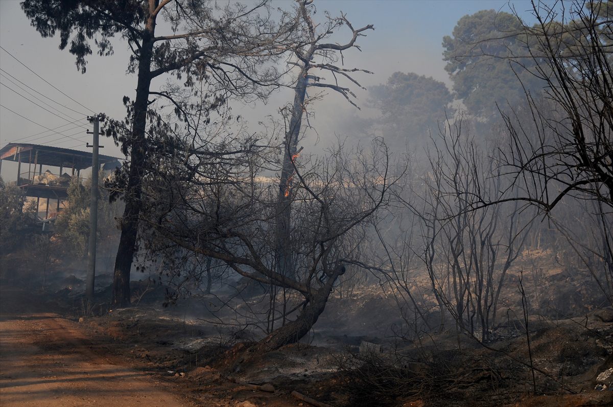 GÜNCELLEME – Antalya'nın Kumluca ilçesindeki orman yangını kontrol altına alındı