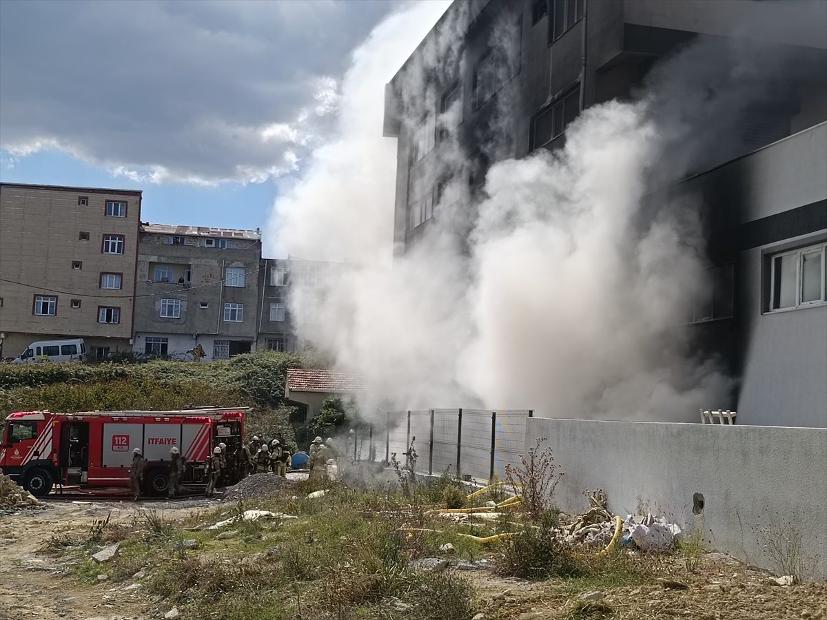 GÜNCELLEME – Arnavutköy'de ayakkabı fabrikasında çıkan yangın söndürüldü