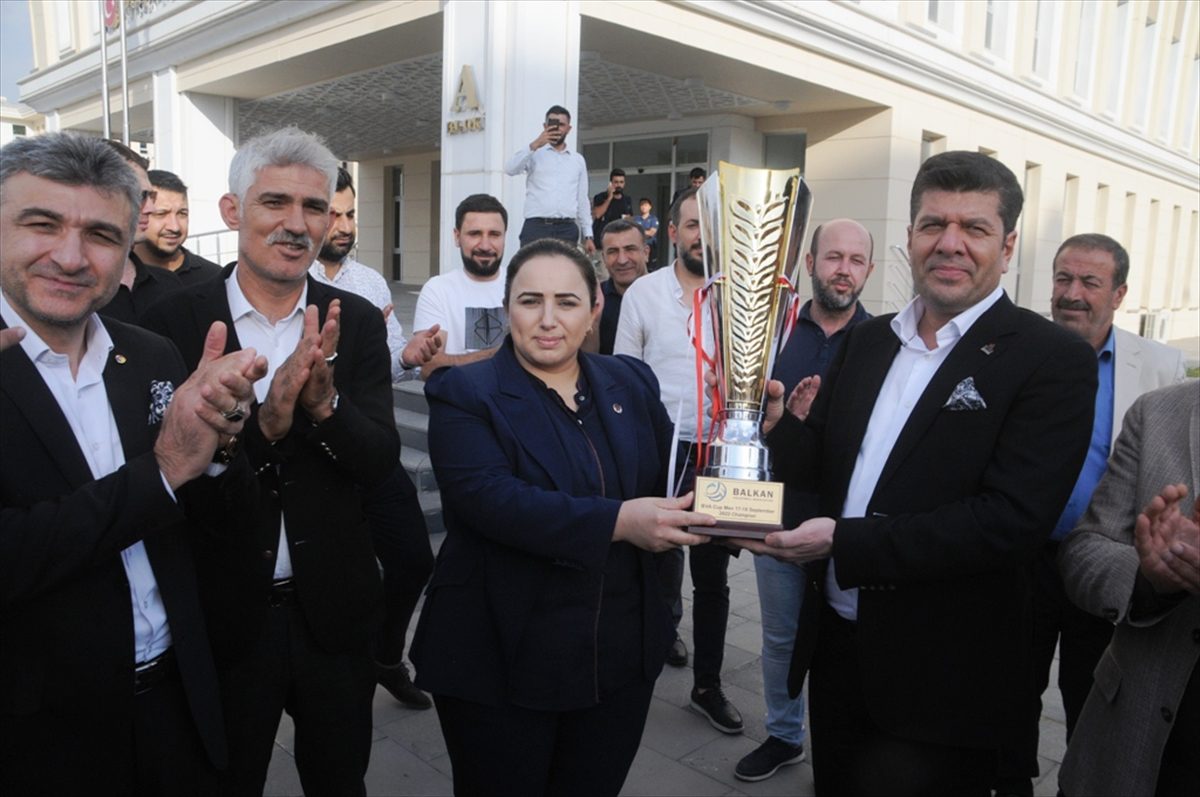 Balkan Kupası şampiyonu Cizre Belediyespor, coşkuyla karşılandı