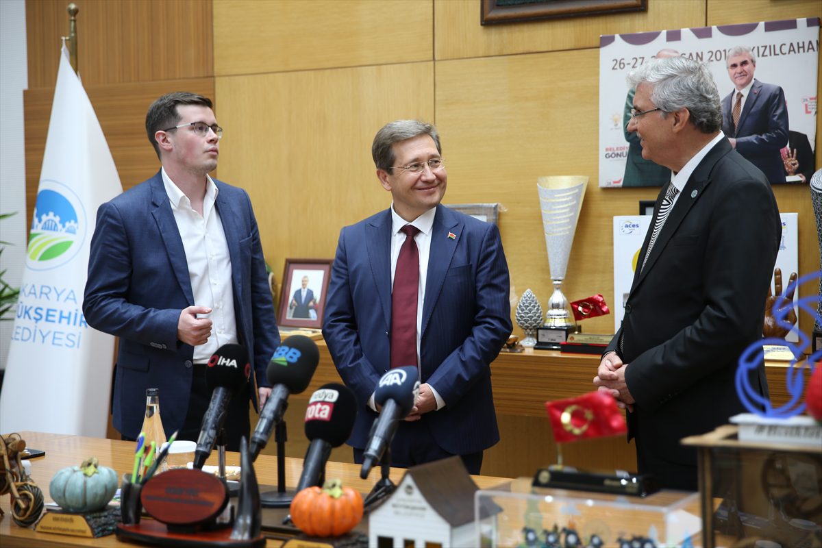 Belarus'un Ankara Büyükelçisi Rybak'tan Sakarya Büyükşehir Belediye Başkanı Yüce'ye ziyaret
