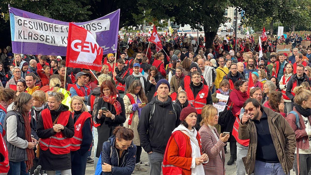 Berlin’de öğretmenler okullardaki çalışma şartlarını protesto etti