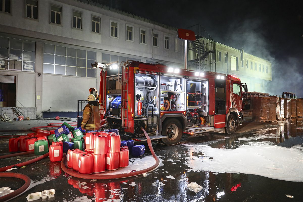 Beylikdüzü'nde bir iş yerinde çıkan yangında 10 katlı bir bina tedbir amaçlı boşaltıldı