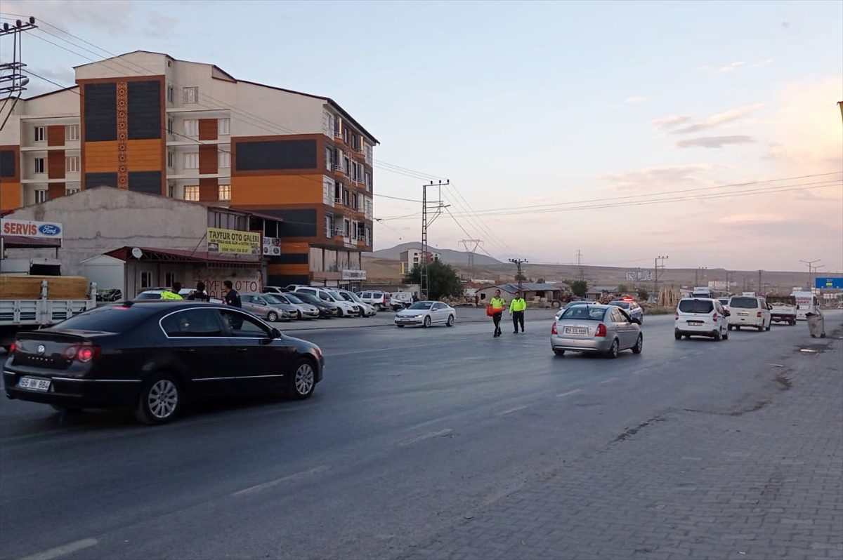 Bitlis'te kamyonetin çarptığı iki kişiden biri öldü