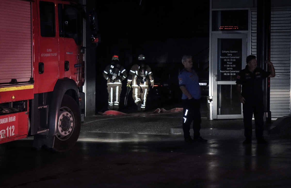Bursa'da lüks araç firmasının bakım servisinde çıkan yangın söndürüldü