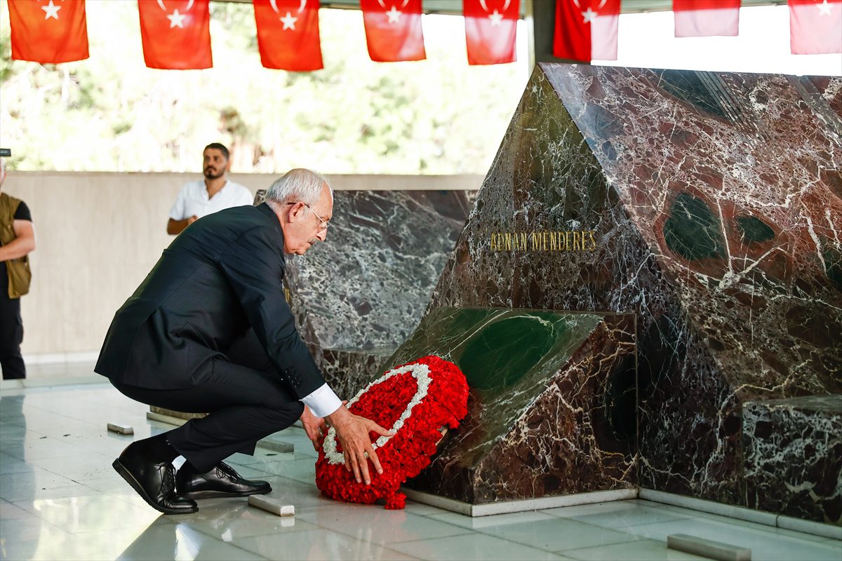 CHP Genel Başkanı Kılıçdaroğlu, Özal ve Menderes'in anıt mezarlarını ziyaret etti