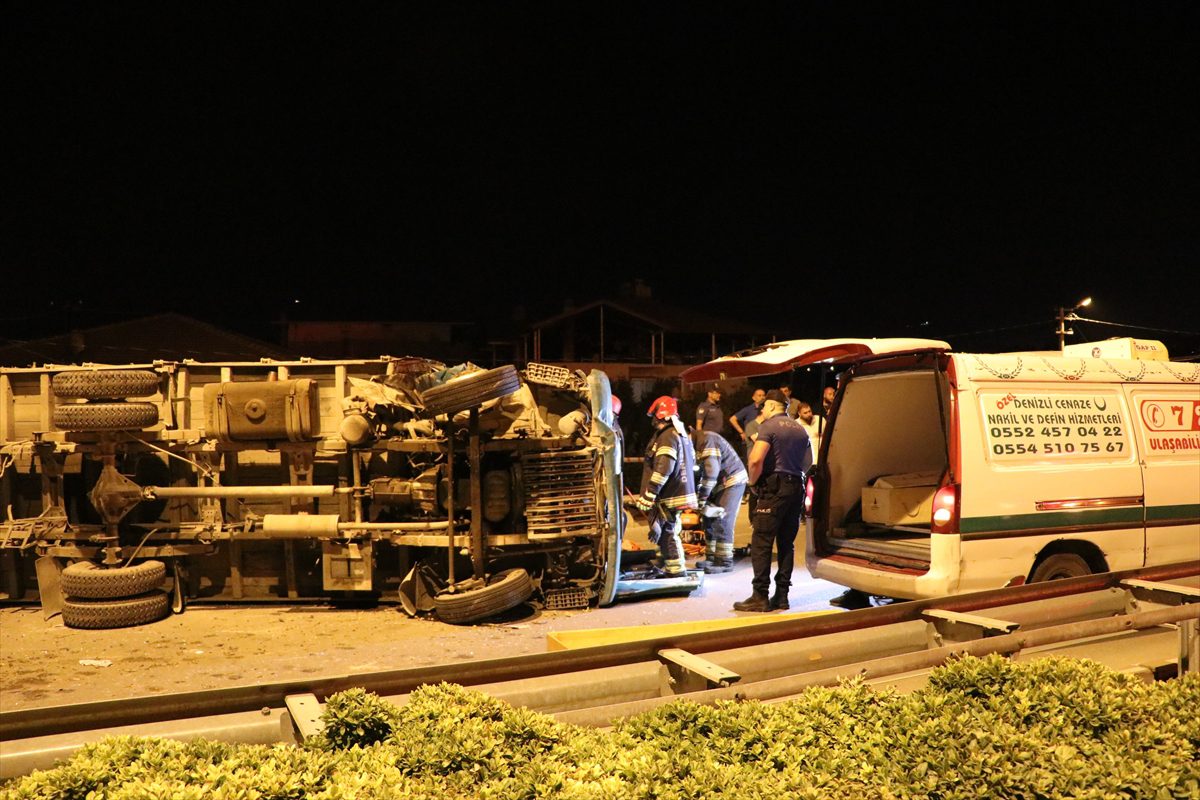 Denizli'de refüje çarparak karşı yola geçen kamyonetin sürücüsü öldü