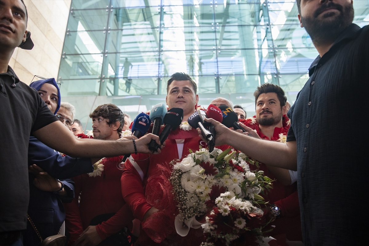 Dünya şampiyonu Grekoromen Güreş Milli Takımı, Ankara'da coşkuyla karşılandı