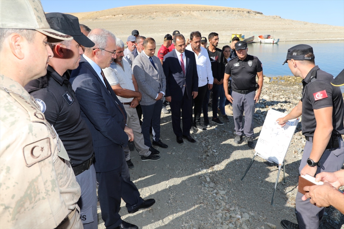 Elazığ'da batan balıkçı teknesindeki bir kişiyi arama çalışması sürüyor